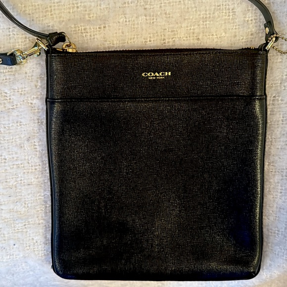 COACH CROSS BODY BAG. Like New. - Picture 3 of 7